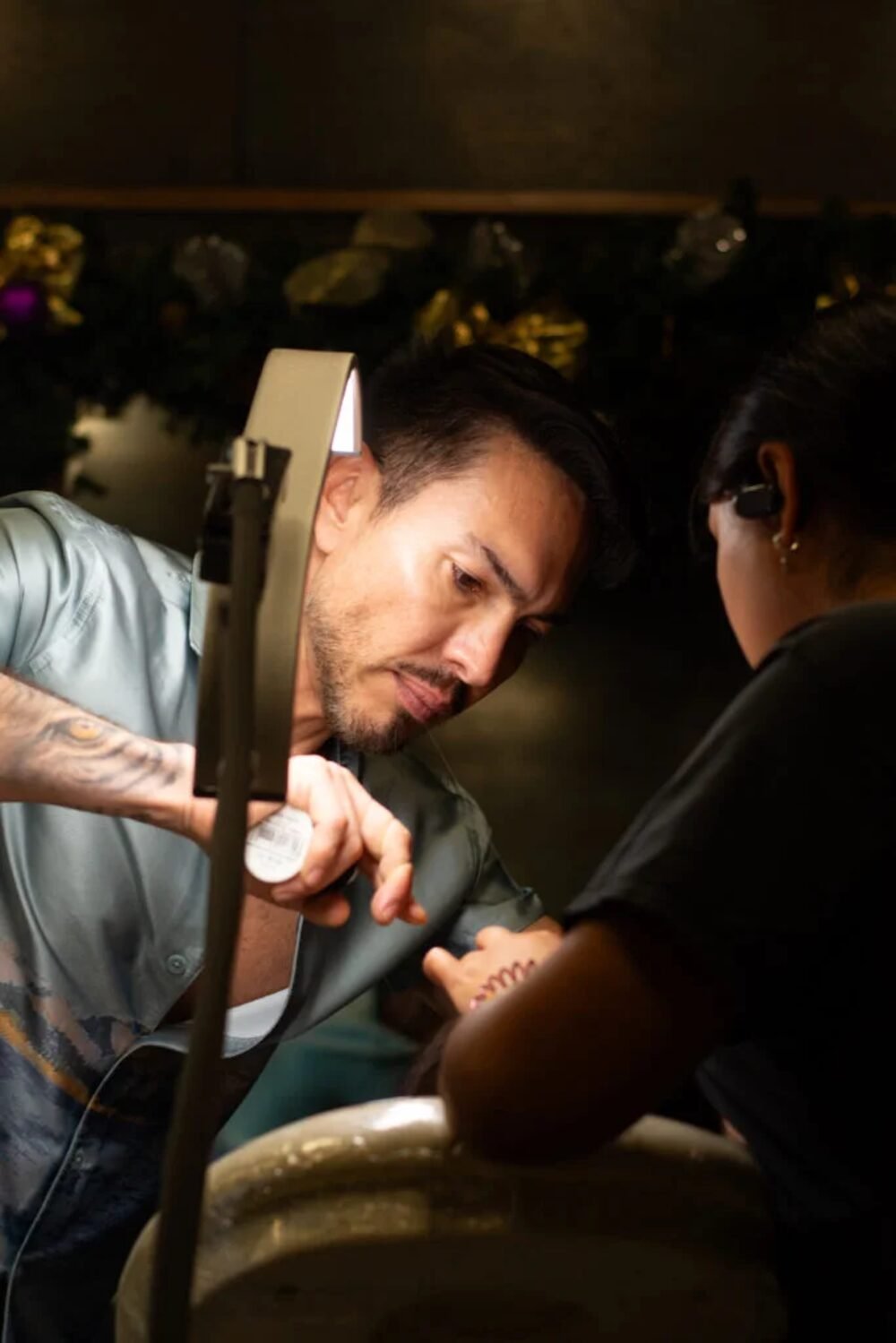Sergio, fundador de Masao Brows, trabajando en el estudio